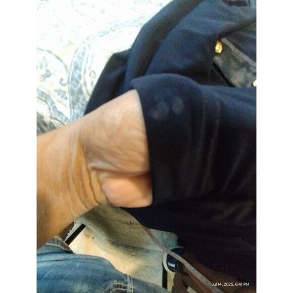 Elie Tahari Women's size Medium Quiet Luxury Old Money Preppy Country Club Top - Picture 13 of 13